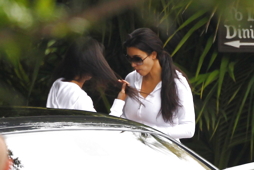 Kim Kardashian Leaving the 4 season hotel #5300383