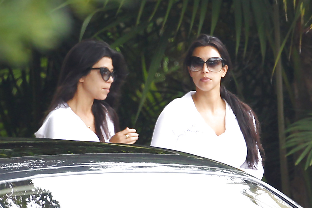 Kim Kardashian Leaving the 4 season hotel #5300403