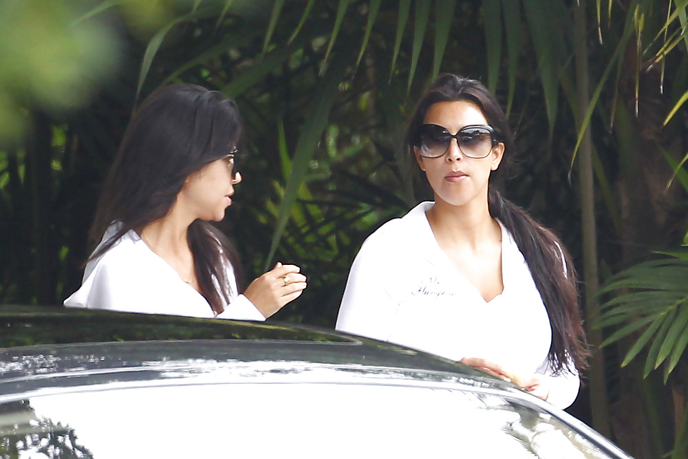 Kim Kardashian Leaving the 4 season hotel #5300412