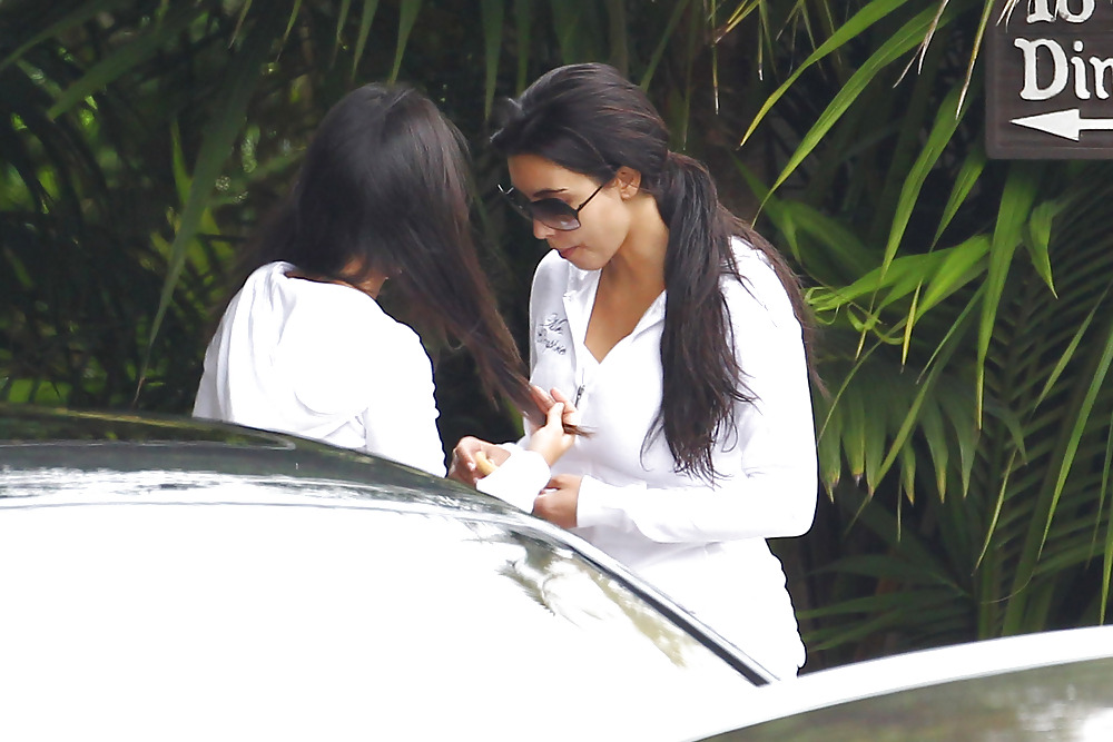 Kim Kardashian Leaving the 4 season hotel #5300428