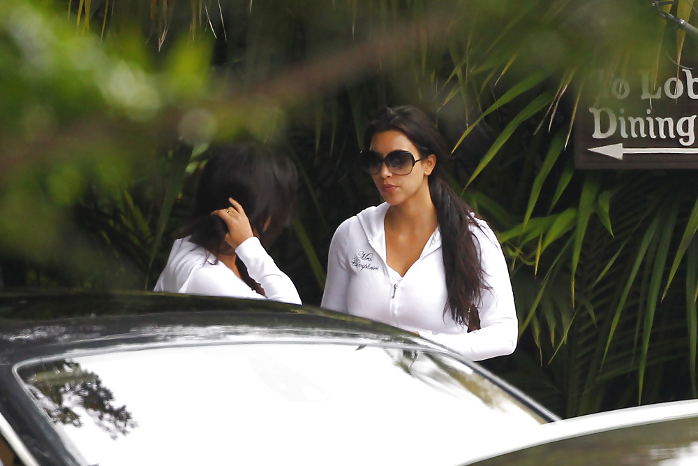 Kim Kardashian che lascia il 4 season hotel
 #5300437