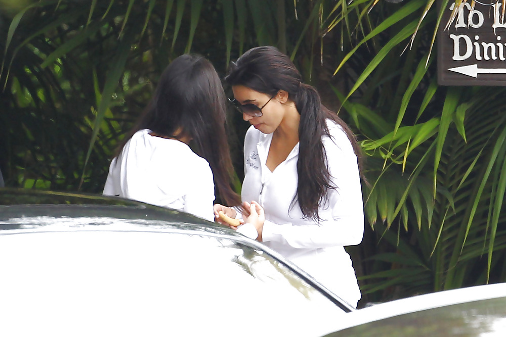 Kim Kardashian Leaving the 4 season hotel #5300454