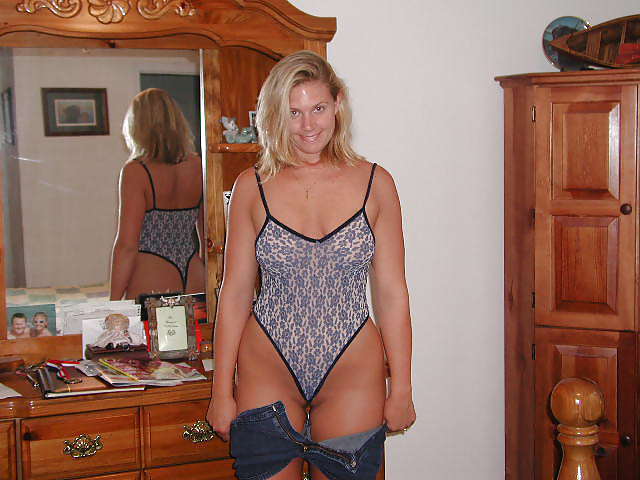 Avril, Une Femme Blonde Sexy #11392520