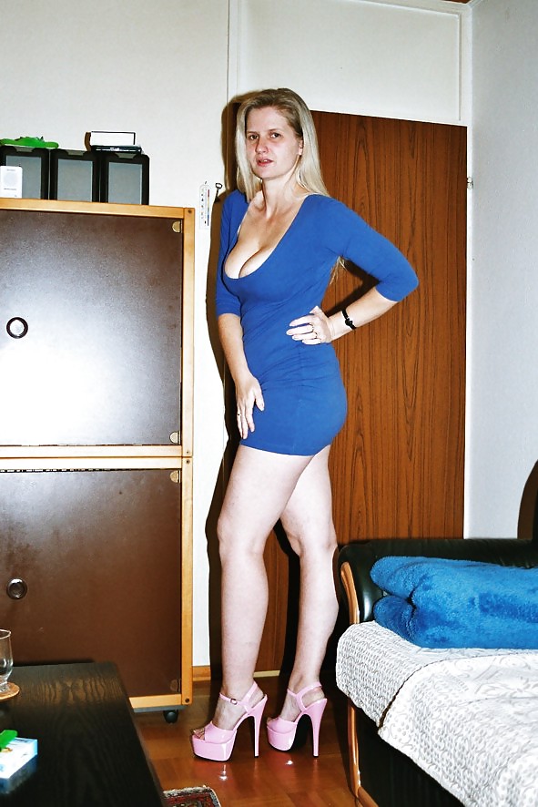 Sag - Frau Große Titten In Engen Blauen Oder Weißen Kleid 01 #21453103