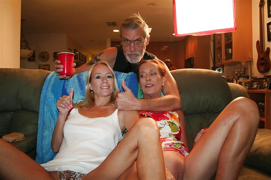 Joven caliente chupa mi polla y un buddys también
 #929689