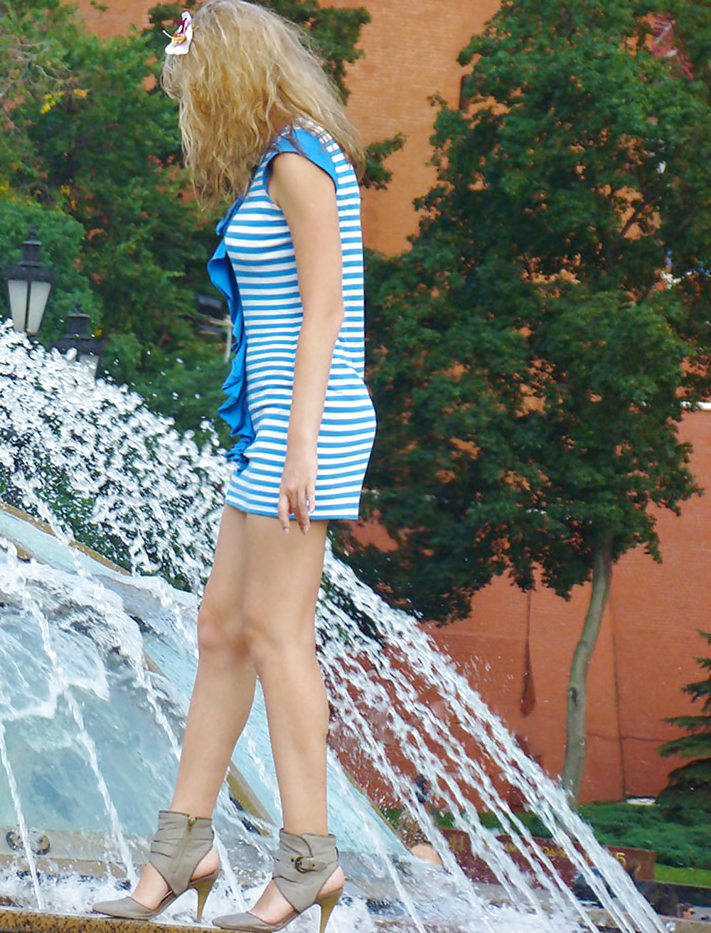 In Den Straßen 091 - Sexy Damen Am Brunnen (upskirts) #14200861