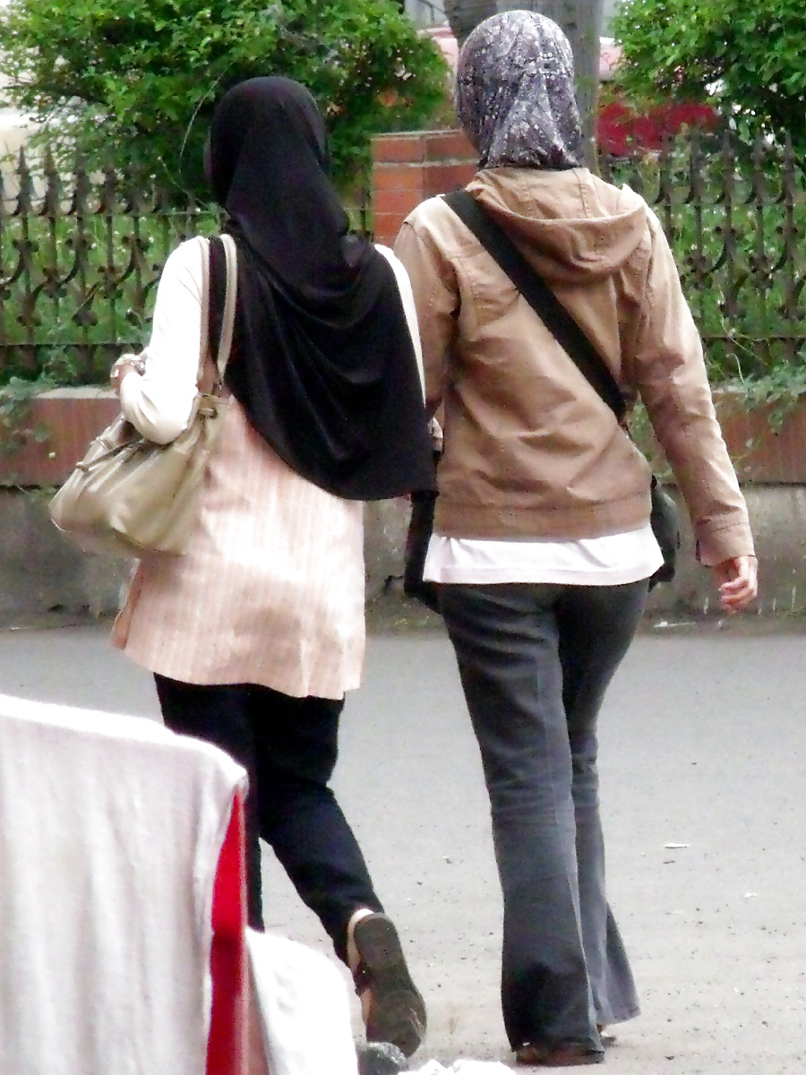 Giovane sexy in hijab e jeans stretti
 #13276943