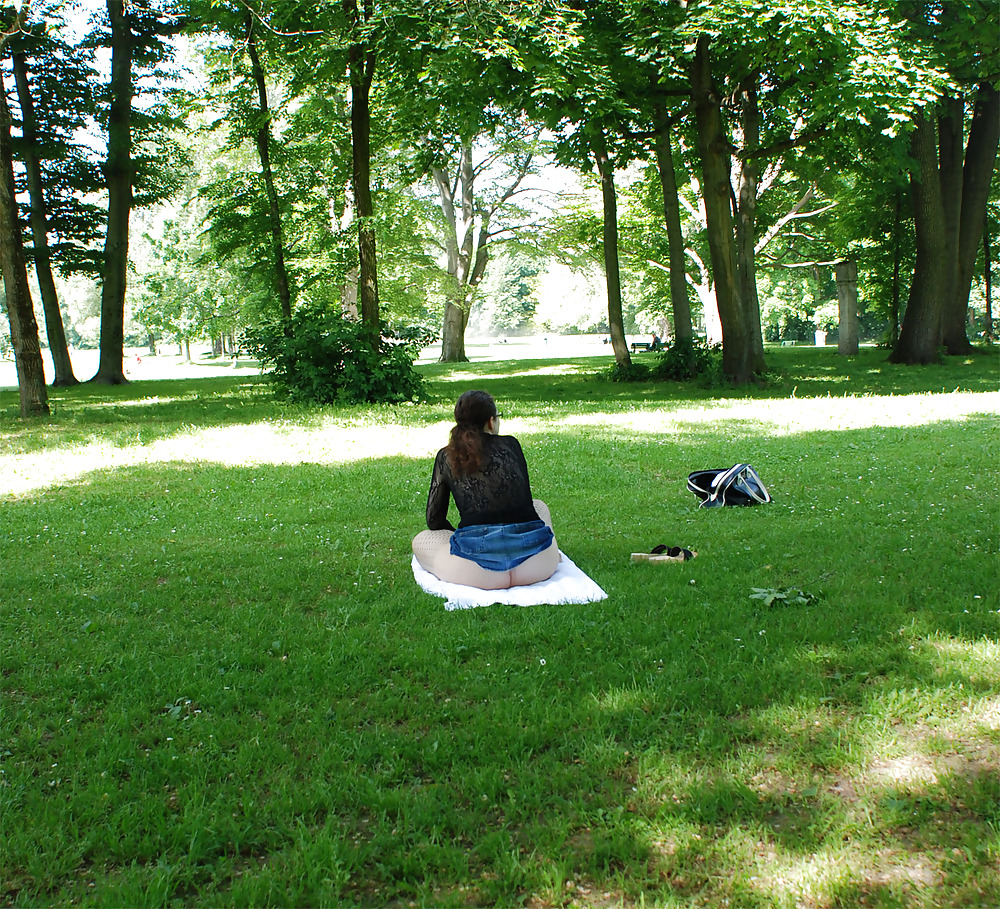 Zeigefreudig im Park , teasing at the public park #645514