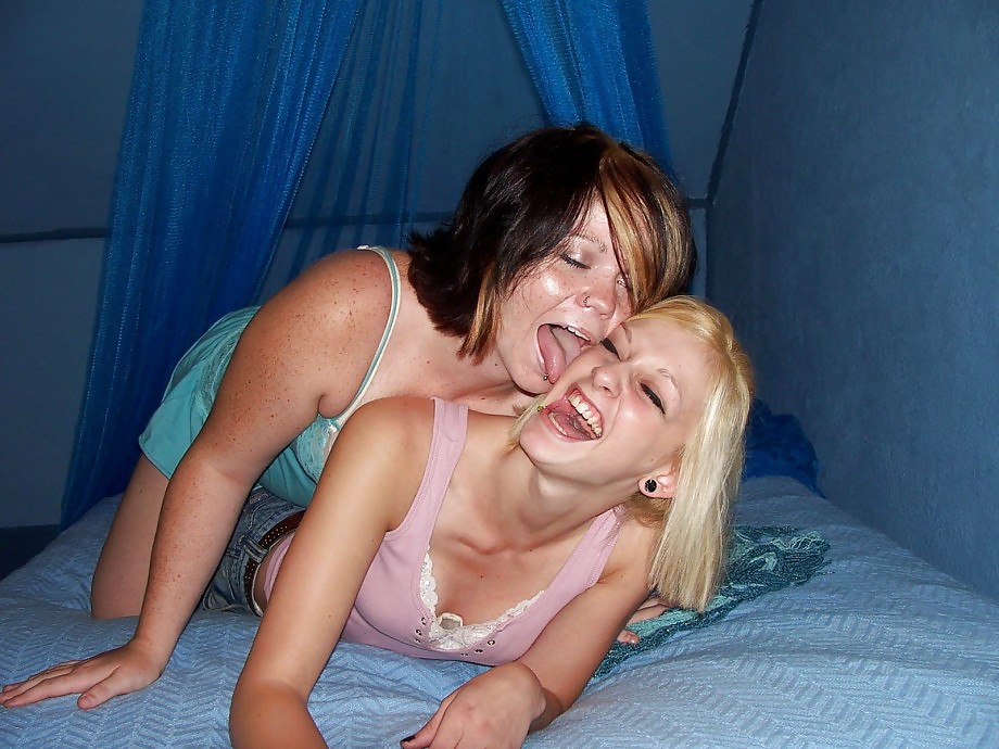 Due giovani lesbiche
 #17871159