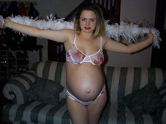 家の中でポーズをとる妊娠中のブロンド女性
 #12984949