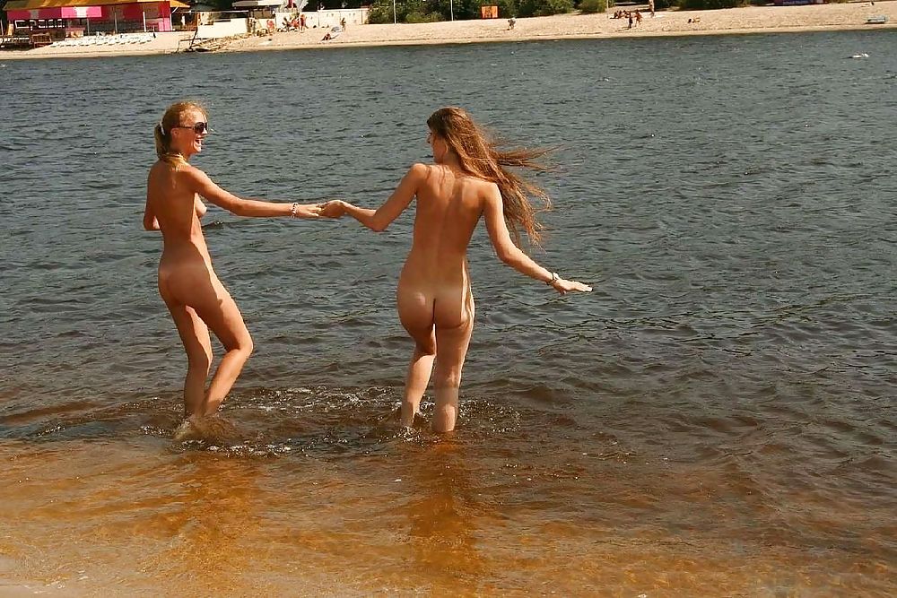 Giovani della spiaggia nudista
 #1013217