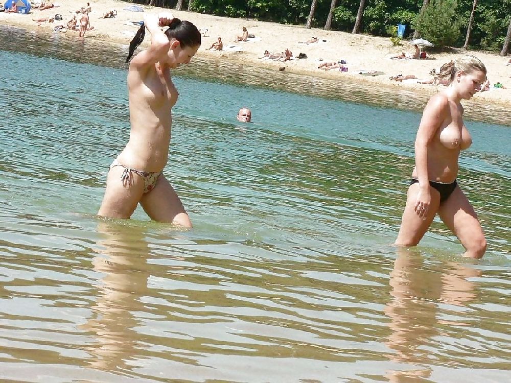 Giovani della spiaggia nudista
 #1013422