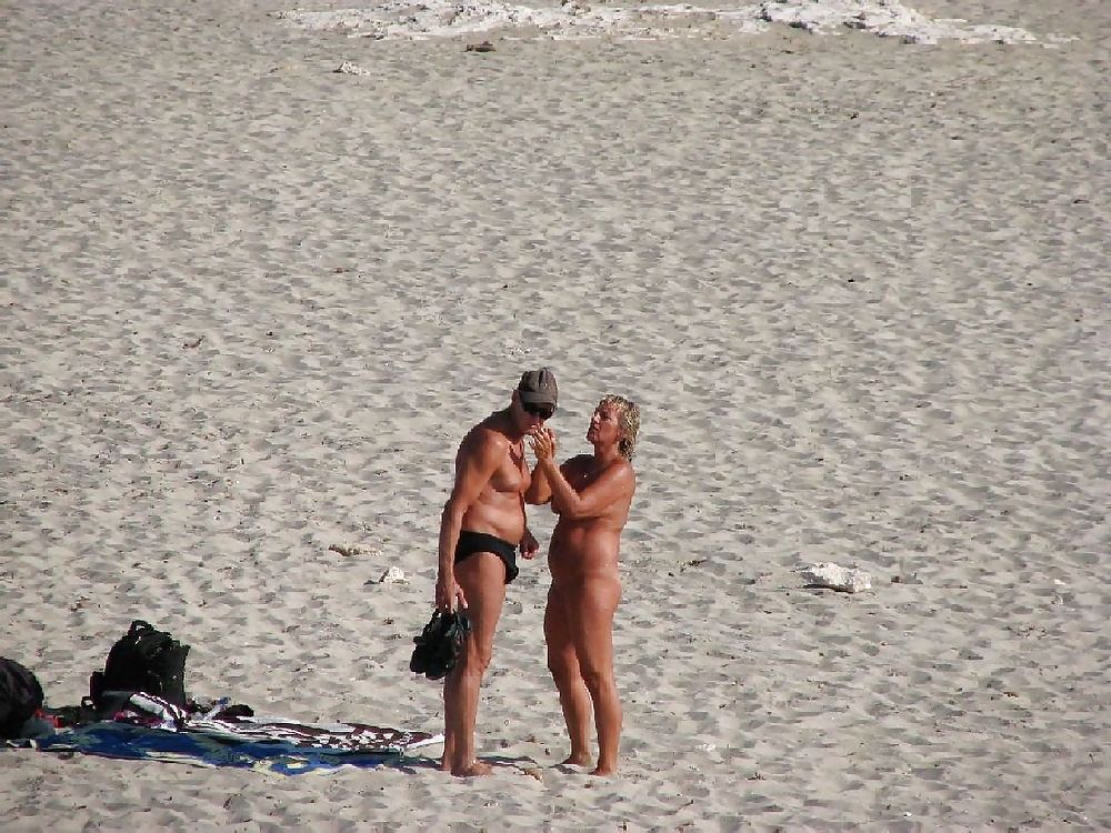 Jóvenes de la playa nudista
 #1013504