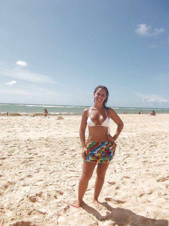 Ragazza brasiliana calda in bikini n4
 #13580307