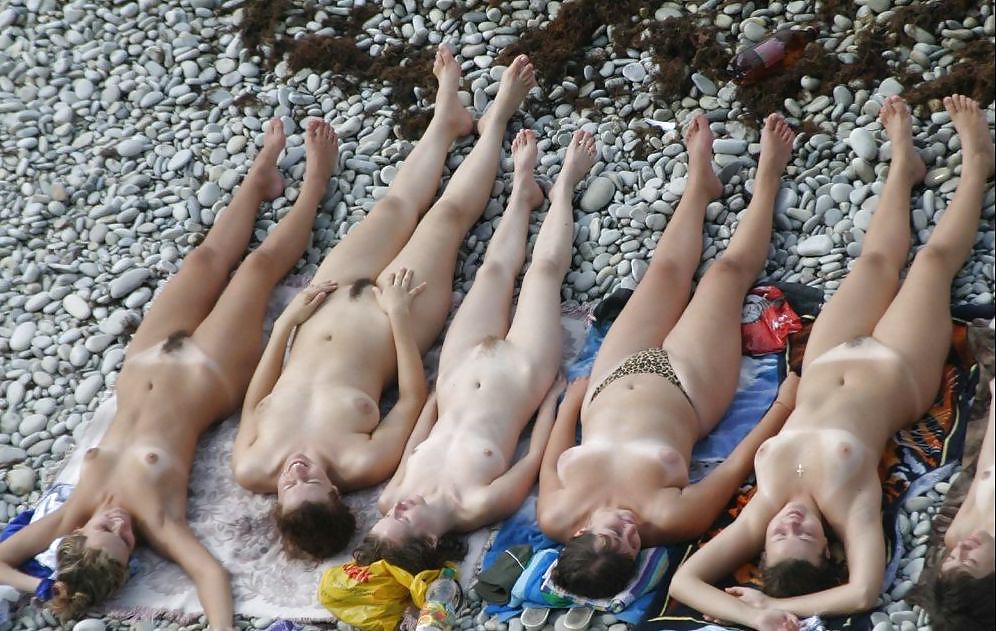 Desnudo diversión en la playa
 #3137386