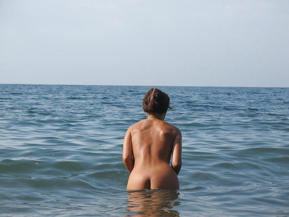 Desnudo diversión en la playa
 #3137686