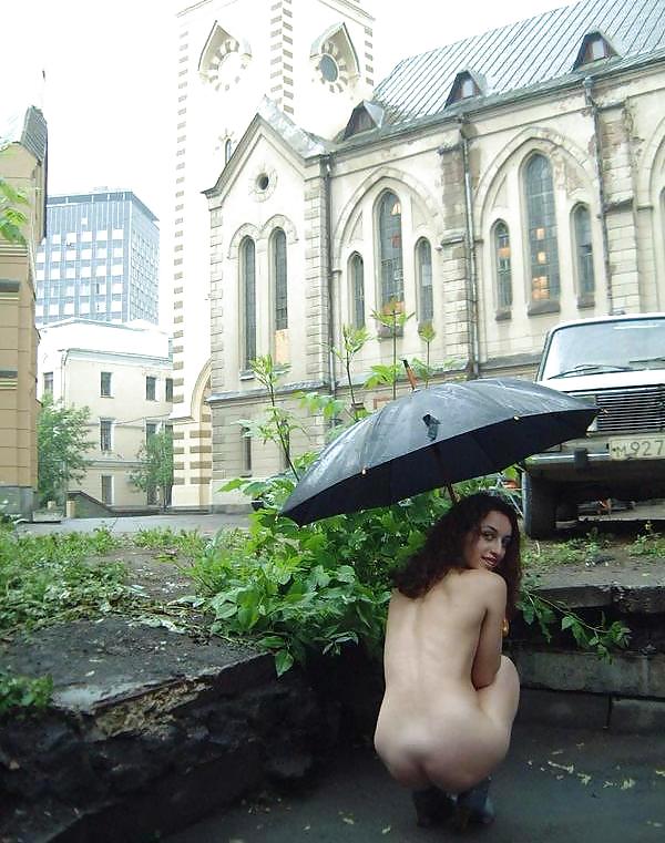 Desnudo chica judía caminando en las calles #16367947