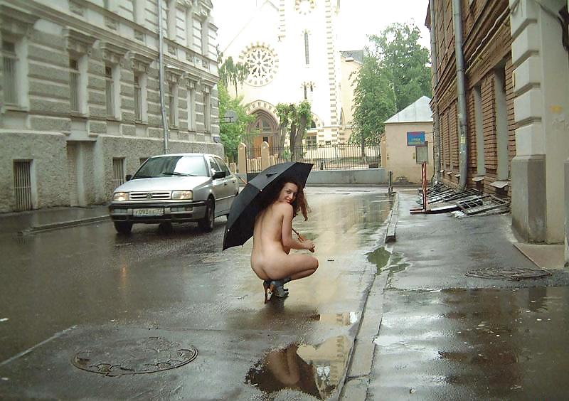 Ragazza ebrea nuda che cammina per le strade
 #16367956