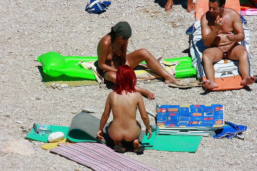 Chaude Jeune Fille Rousse Sur La Plage Naturiste #11726885