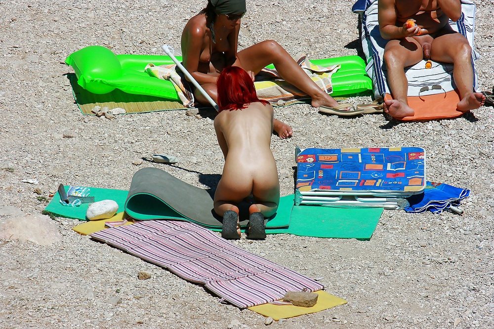 Chaude Jeune Fille Rousse Sur La Plage Naturiste #11726901