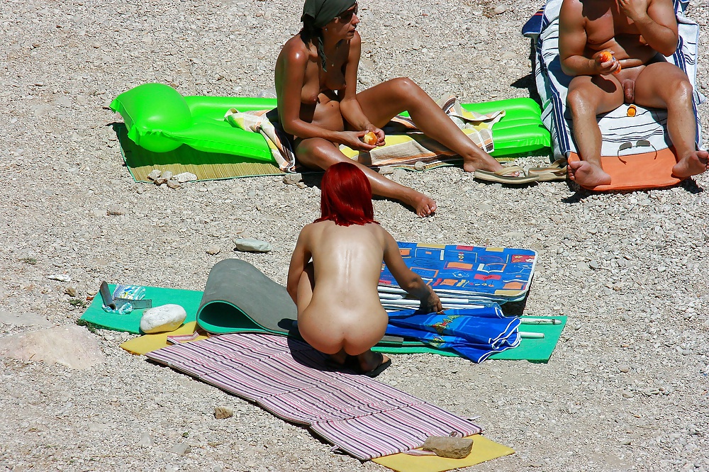 Chaude Jeune Fille Rousse Sur La Plage Naturiste #11726915