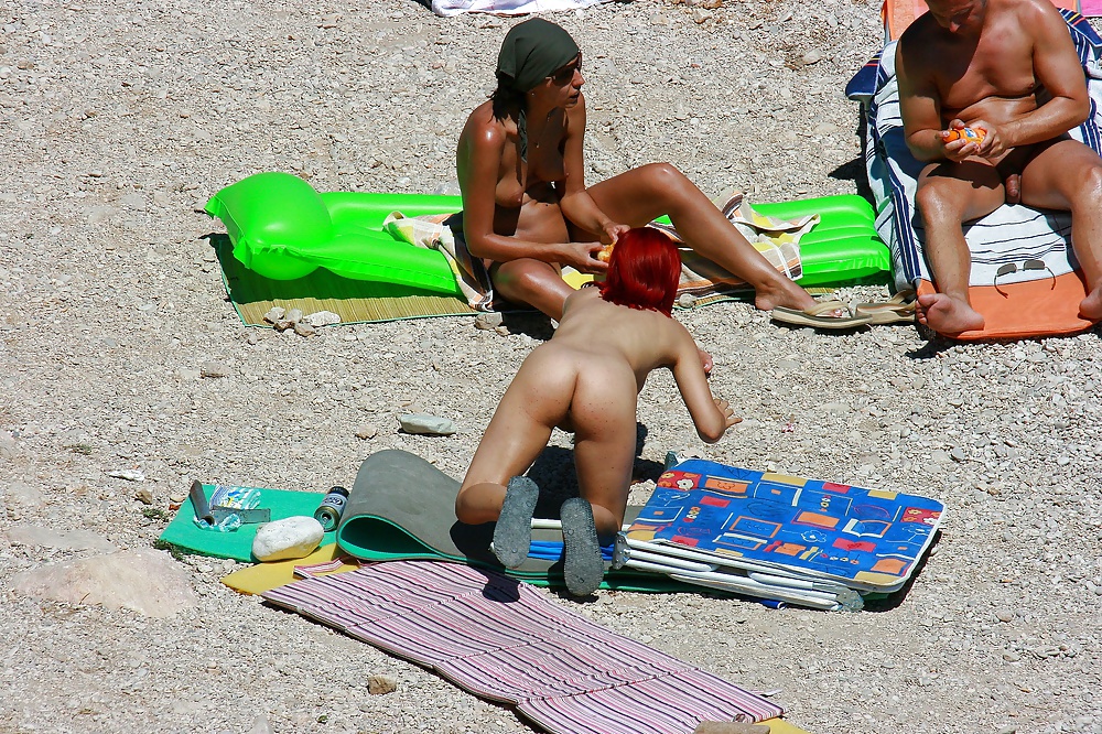 Chaude Jeune Fille Rousse Sur La Plage Naturiste #11726923