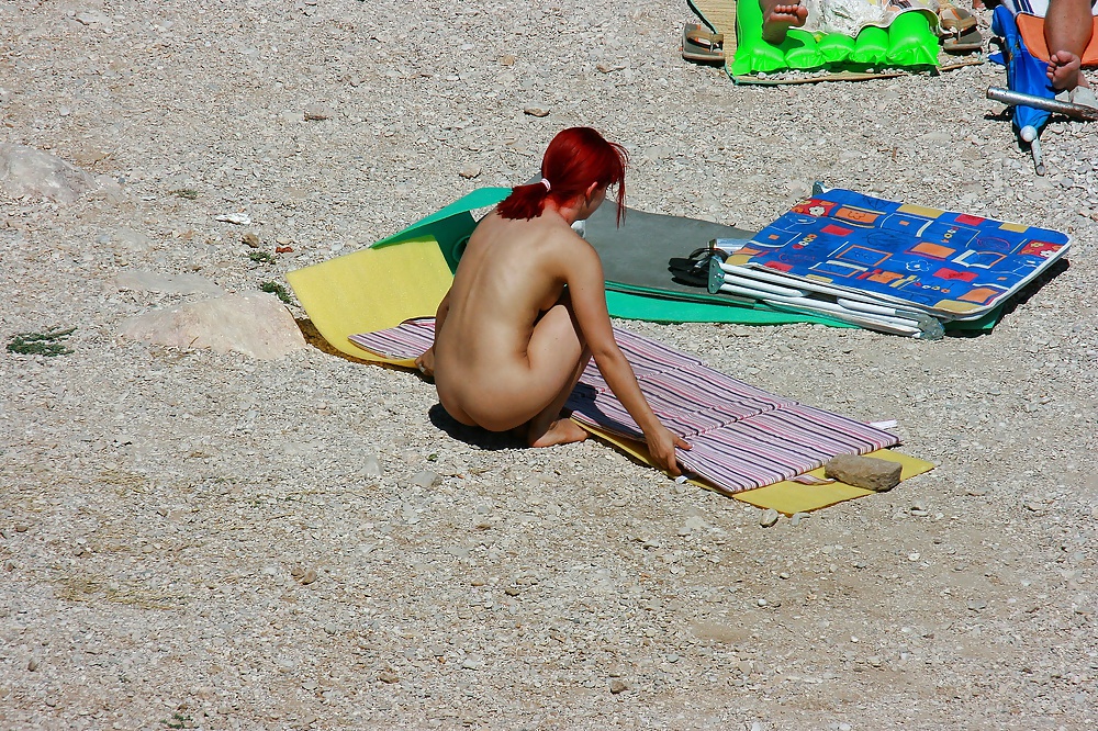 Chaude Jeune Fille Rousse Sur La Plage Naturiste #11727164