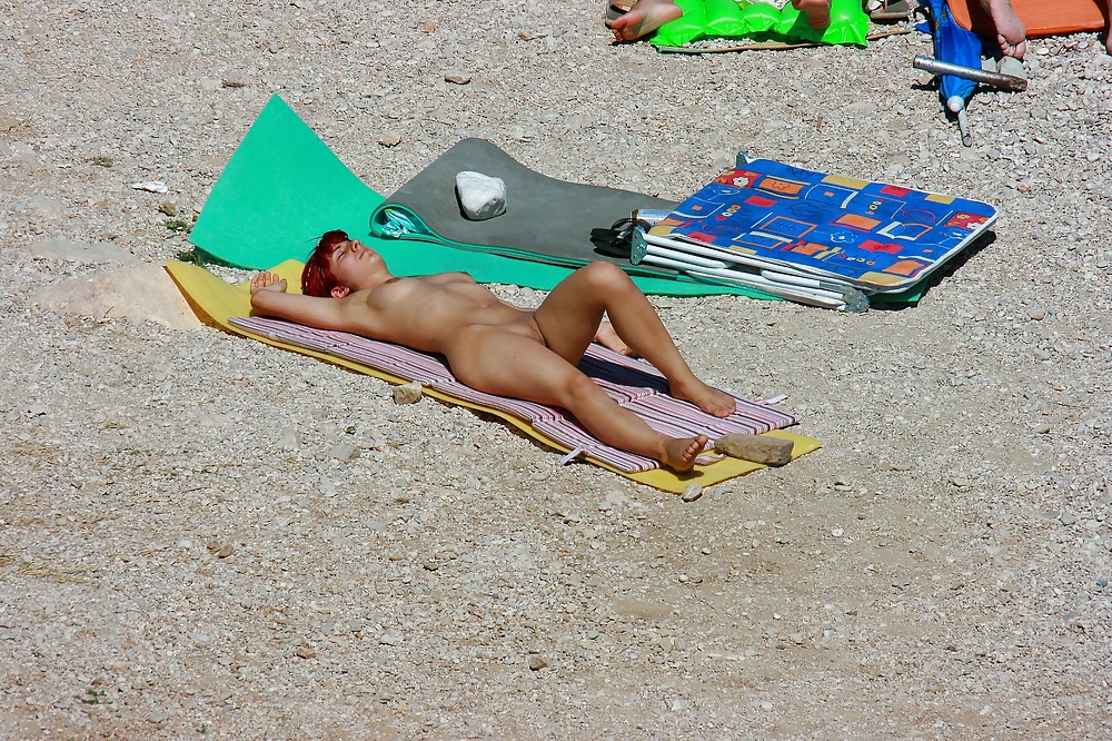 Chaude Jeune Fille Rousse Sur La Plage Naturiste #11727174