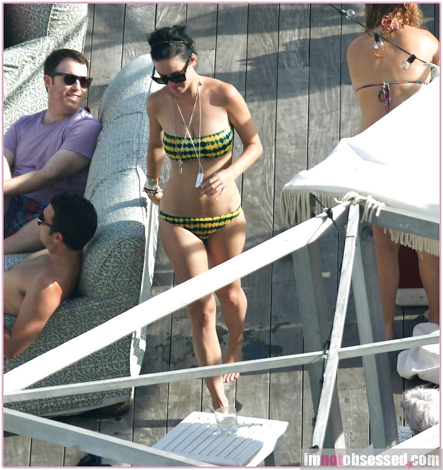 Katy Perry Bikini-Fotos: Miami (gelben Bikini) #13212257