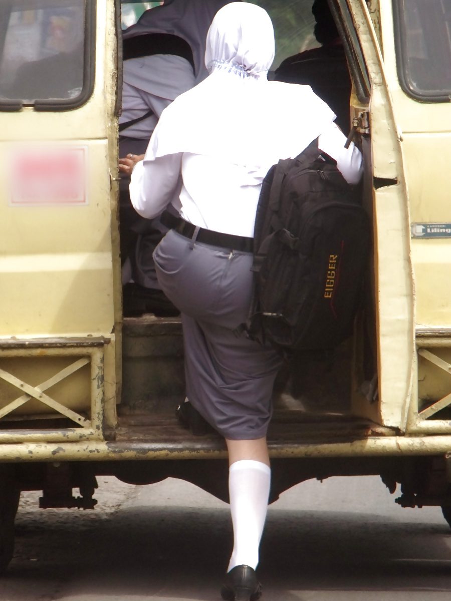 女子高生ヒジャブのお尻は公共の乗り物に乗るとセクシーに見える
 #11106370