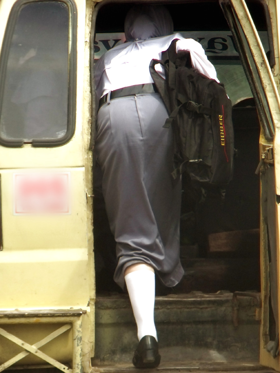 女子高生ヒジャブのお尻は公共の乗り物に乗るとセクシーに見える
 #11106381