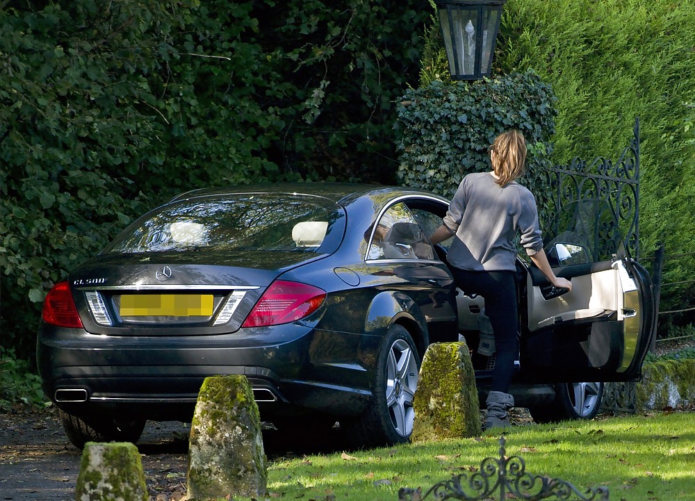 Kelly Brook showing off her ASS outside her home  #6539491