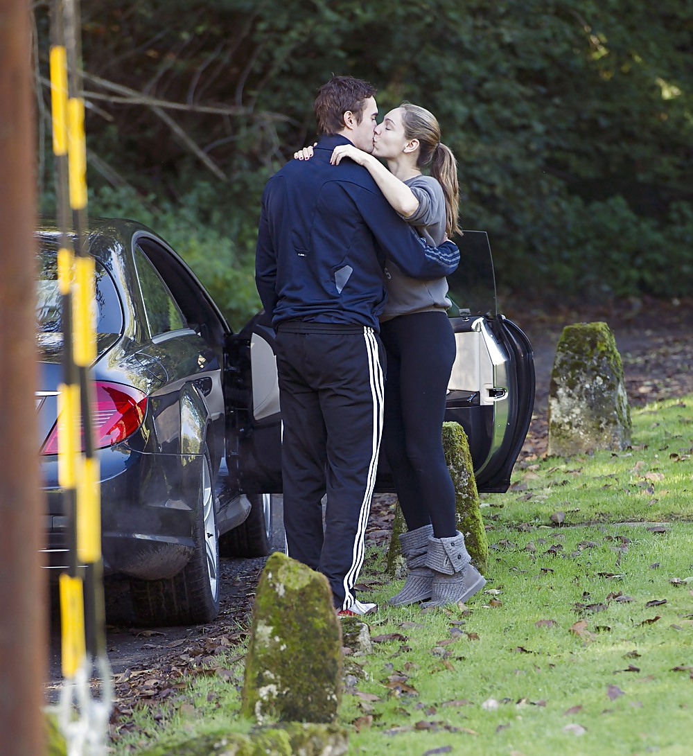 Kelly Brook Zeigt Ihren Arsch Vor Ihrem Haus Ab #6539510