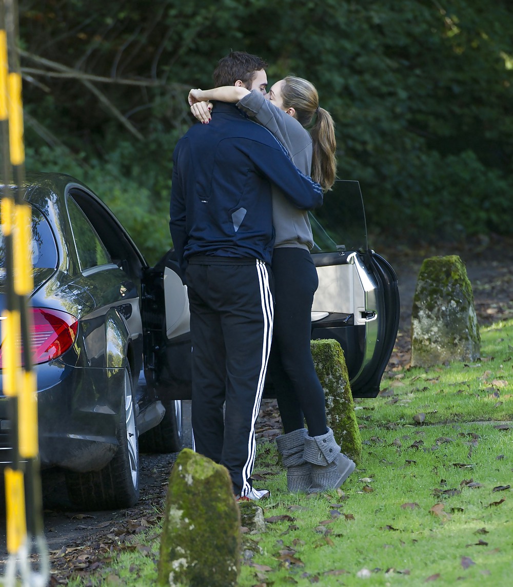 Kelly Brook Montrant Son Cul Devant Sa Maison #6539517