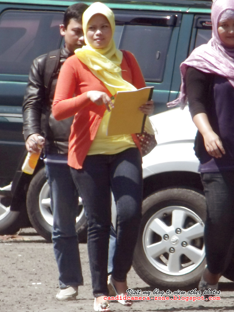 Candid Sexy Teen in Hijab, Tight Shirt & Tight Jeans