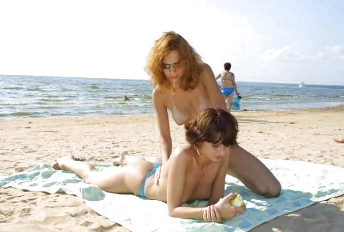 Due lesbiche in spiaggia
 #6512346
