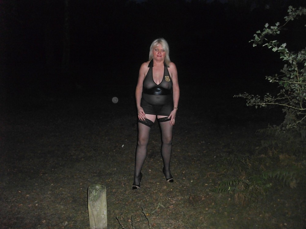 UK Amateur Slut Milf Samantha In New Forest #20810706
