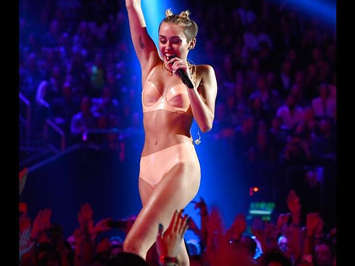 Miley Cyrus Stripper Bei VMA 2013 Galerie Posiert 1 #21540825