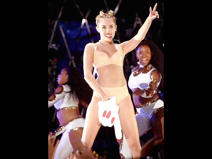 Miley Cyrus Stripper Bei VMA 2013 Galerie Posiert 1 #21540870