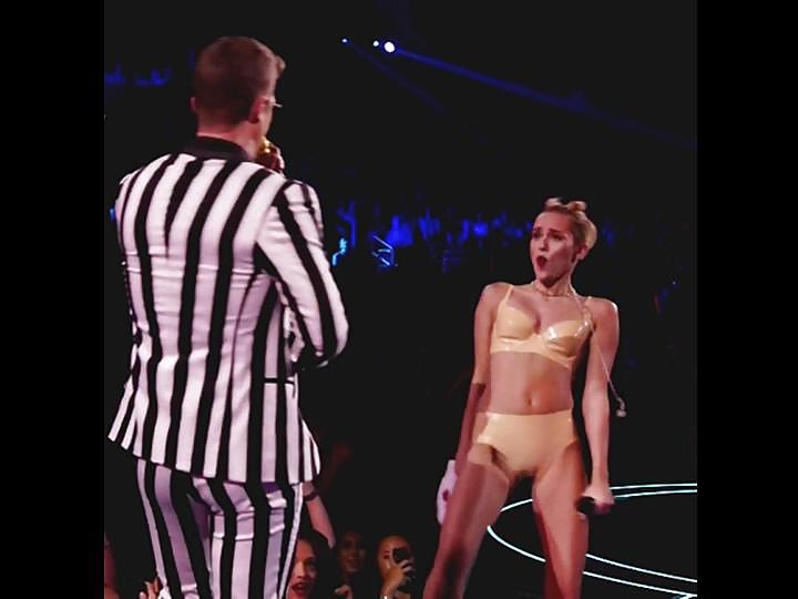 Miley Cyrus Stripper Bei VMA 2013 Galerie Posiert 1 #21540880