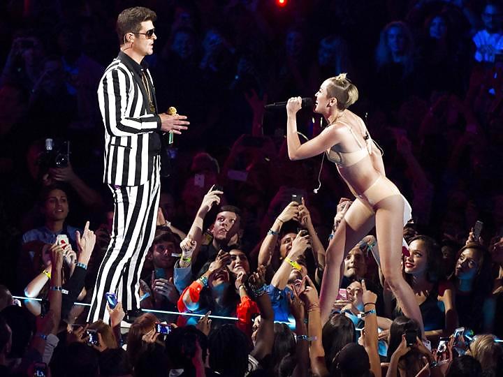 Miley Cyrus Stripper Bei VMA 2013 Galerie Posiert 1 #21540883