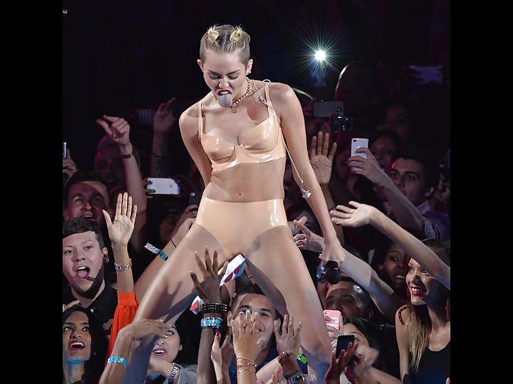 Miley cyrus stripper posing at vma 2013 ギャラリー 1
 #21540893