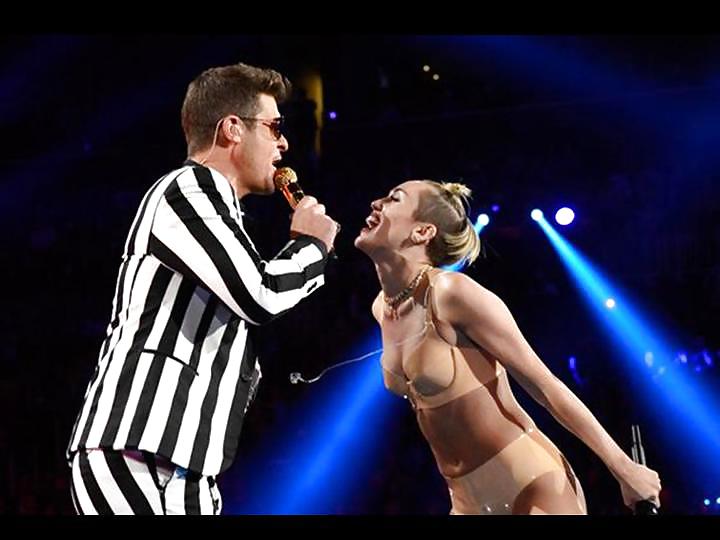 Miley Cyrus Stripper Bei VMA 2013 Galerie Posiert 1 #21540923