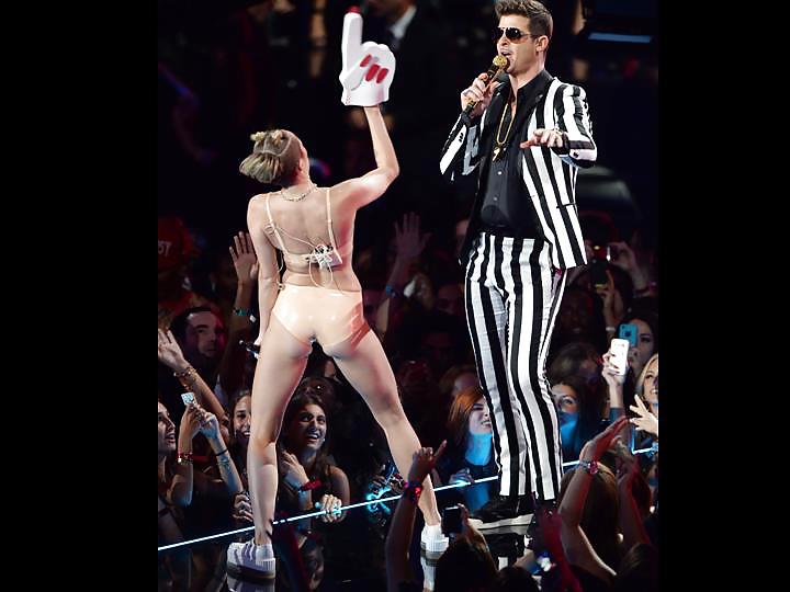 Miley Cyrus Stripper Bei VMA 2013 Galerie Posiert 1 #21540976