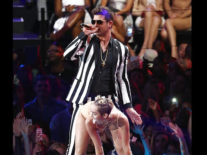 Miley Cyrus Stripper Bei VMA 2013 Galerie Posiert 1 #21541017