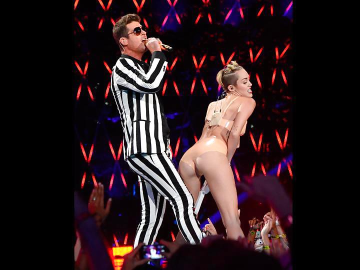 Miley Cyrus Stripper Posing at VMA 2013 Gallery 1 #21541056