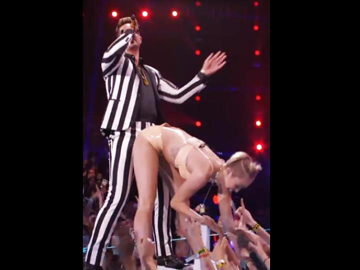 Miley cyrus stripper posing at vma 2013 ギャラリー 1
 #21541089