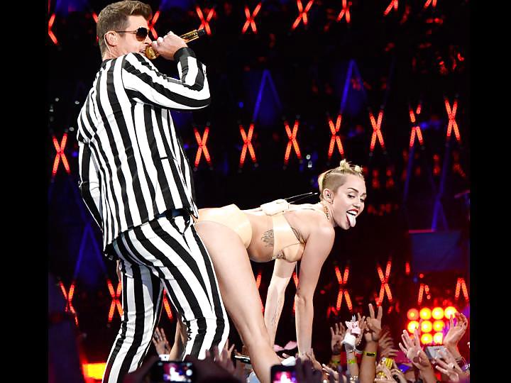 Miley Cyrus Stripper Bei VMA 2013 Galerie Posiert 1 #21541099