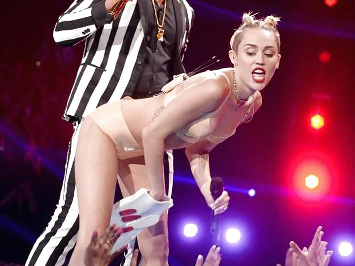 Miley Cyrus Stripper Posing at VMA 2013 Gallery 1 #21541164