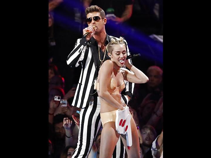 Miley Cyrus Stripper Posing at VMA 2013 Gallery 1 #21541175